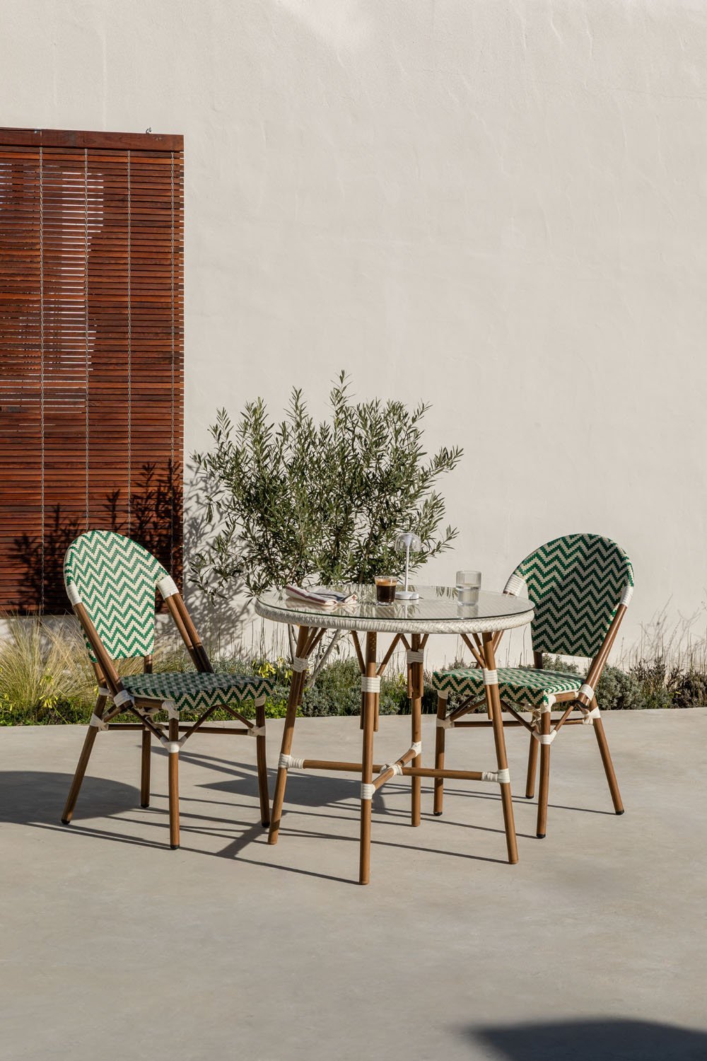 Set aus rundem Tisch Ø80 cm und 2 stapelbaren Gartenstühlen aus Aluminium und synthetischem Rattan Brielle Bistro , Galeriebild 1