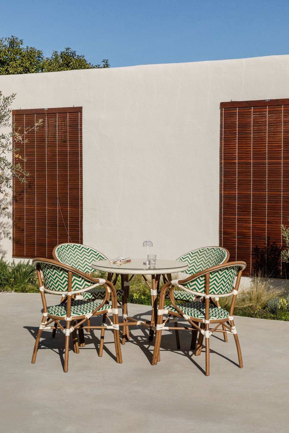 Set aus rundem Tisch Ø80 cm und 4 stapelbaren Gartenstühlen mit Aluminiumarmlehnen Brielle Bistro, Galeriebild 1