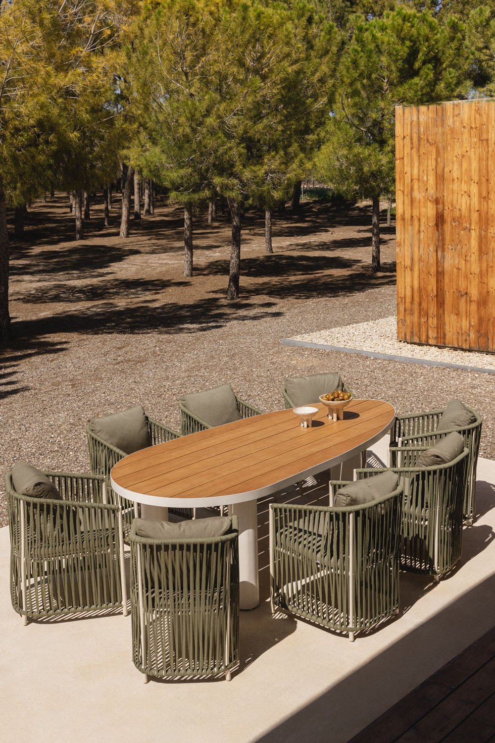 Ovales Tischset Taneli, 260 x 110 cm, aus Aluminium und Teakholz, und 10 Gartenstühle Sophie, aus Aluminium und geflochtenem Sei, Galeriebild 1