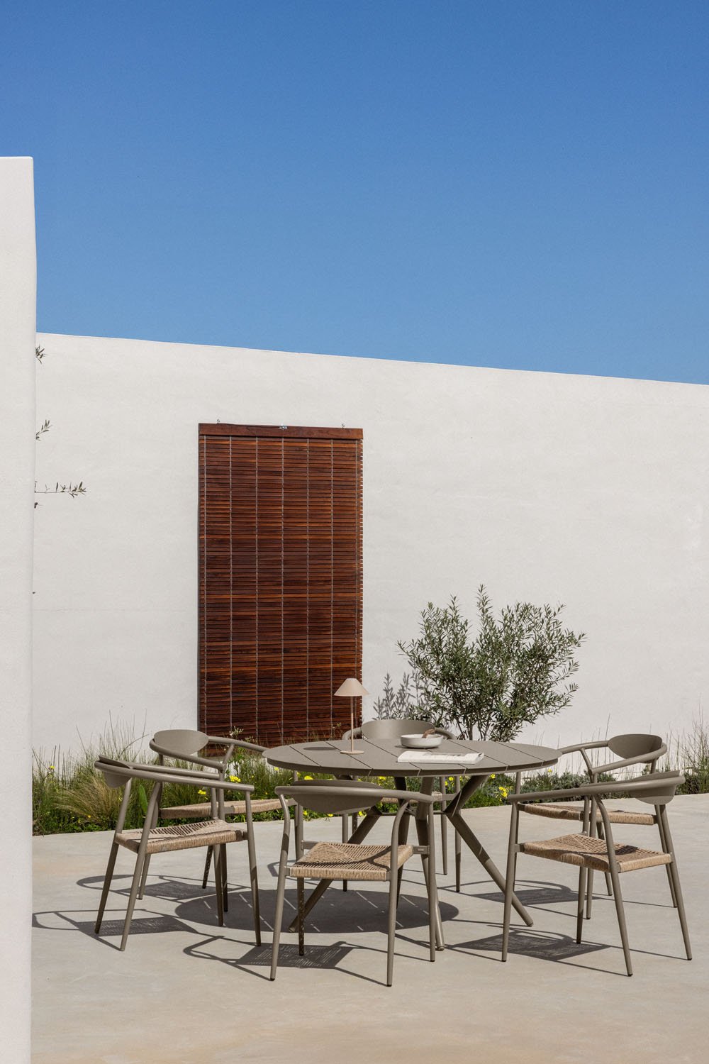 Valerie rundes Aluminium-Tischset (Ø125 cm) und 6 Gartenstühle mit Armlehnen aus Aluminium und synthetischem Rattan Marsha , Galeriebild 1