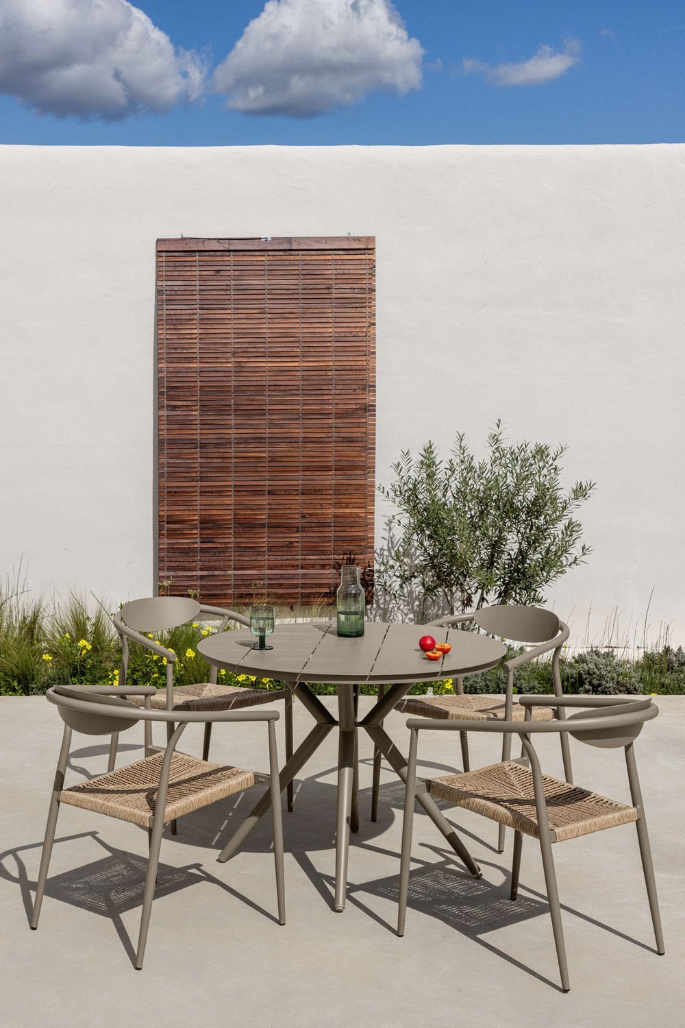 Set aus rundem Aluminiumtisch (Ø100 cm) Valerie und 4 Gartenstühlen mit Armlehnen aus Aluminium und Kunstrattan Marsha   , Galeriebild 1