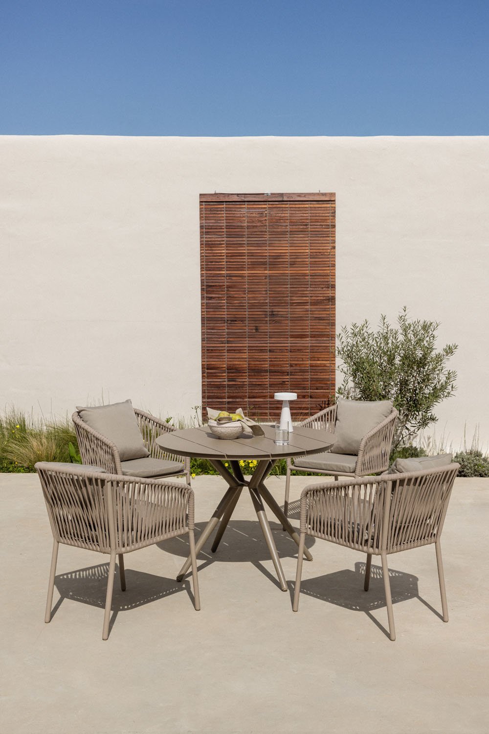 Valerie rundes Tischset, Ø100 cm, und 4 Arhiza Classic Aluminium-Gartenstühle mit Armlehnen., Galeriebild 1
