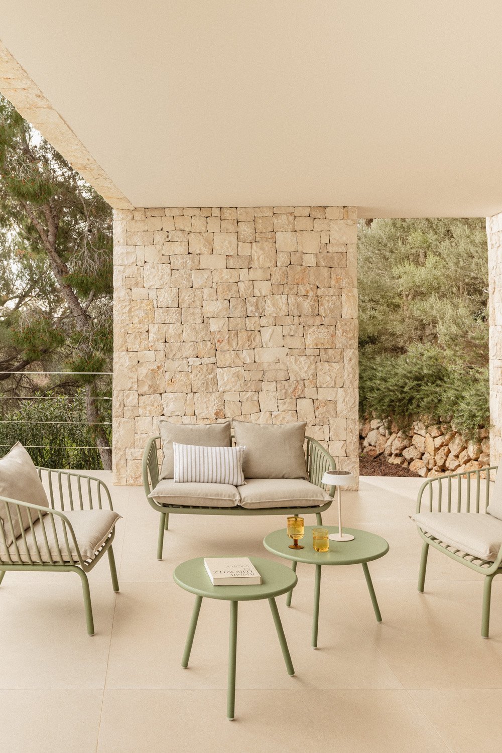 Gartenset mit einem 2-Sitzer-Sofa, 2 Sesseln und 2 Couchtischen aus Eisen und Aradina-Polypropylen. , Galeriebild 1
