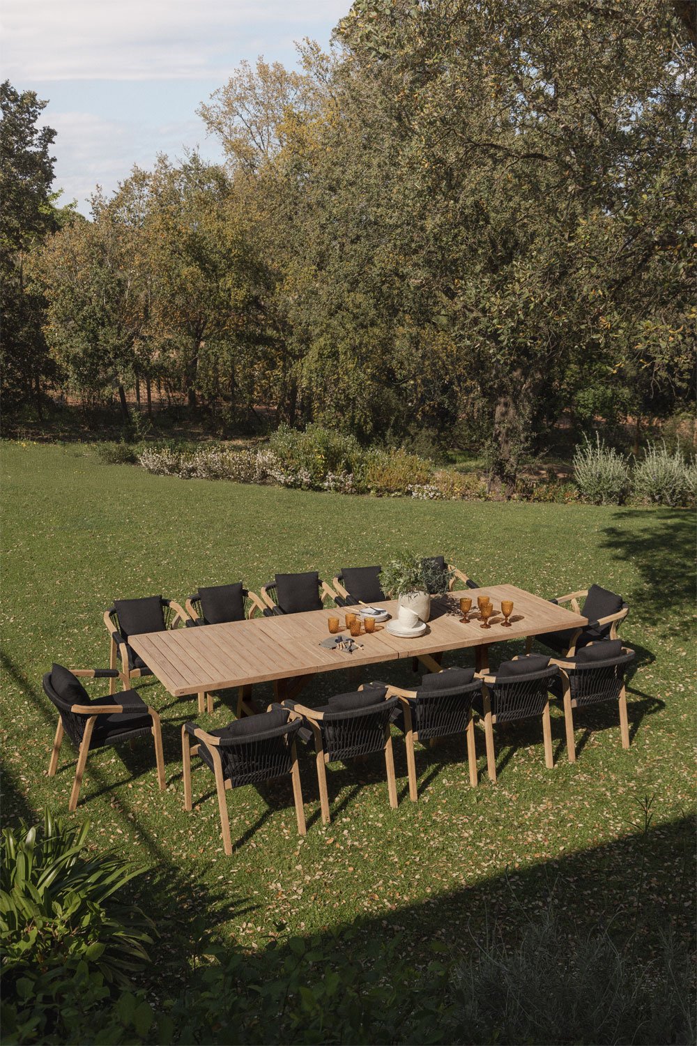 Ausziehbares rechteckiges Tischset 200-260-320x100 cm und 12 Gartenstühle mit Armlehnen aus Dubai-Akazienholz, Galeriebild 1