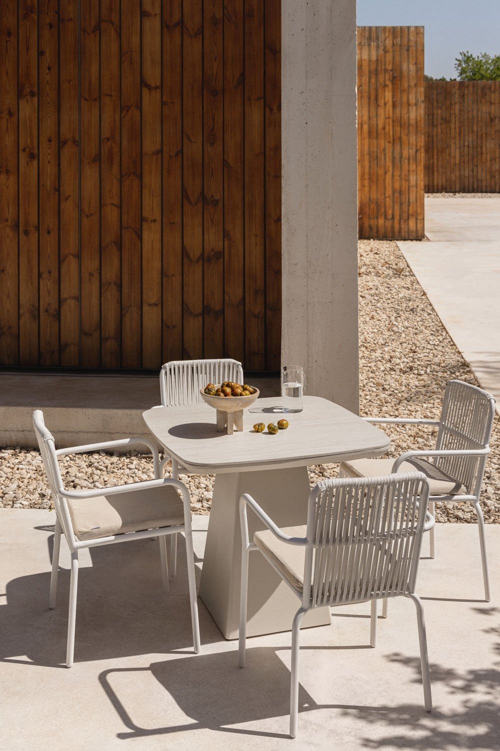 Set aus quadratischem Tisch 90x90 cm aus Sinterstein und Inkeri-Aluminium und 4 stapelbaren Alberta-Gartenstühlen mit Armlehnen, Galeriebild 1