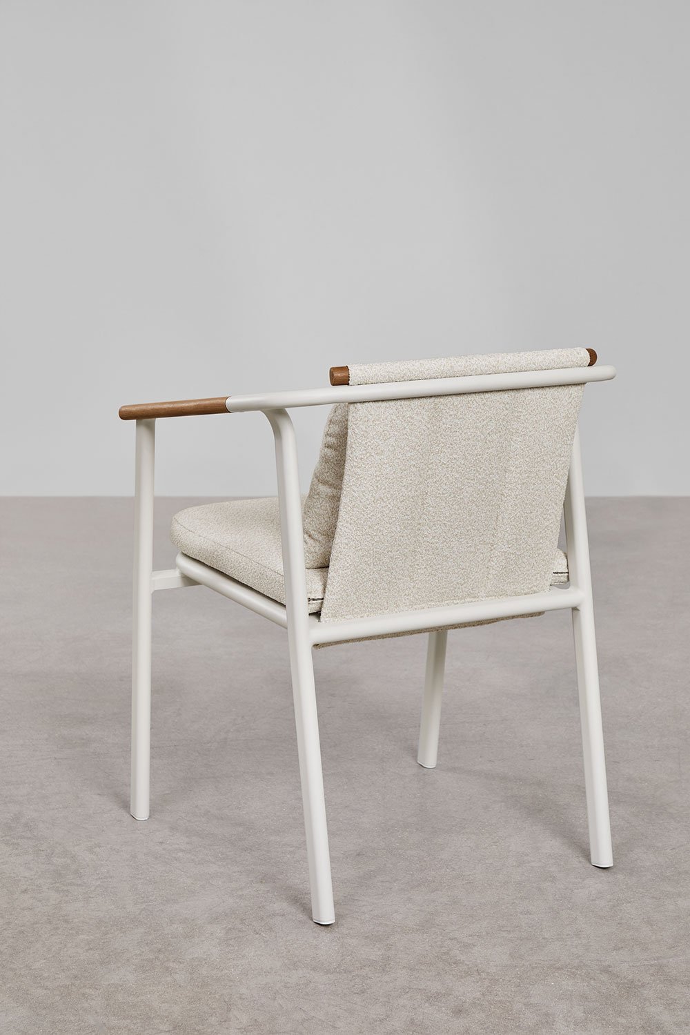 Ovales Tischset Taneli, 260 x 110 cm, aus Aluminium und Teakholz, und 10 Gartenstühle Yervin, aus Aluminium und Bouclé-Stoff., Galeriebild 7