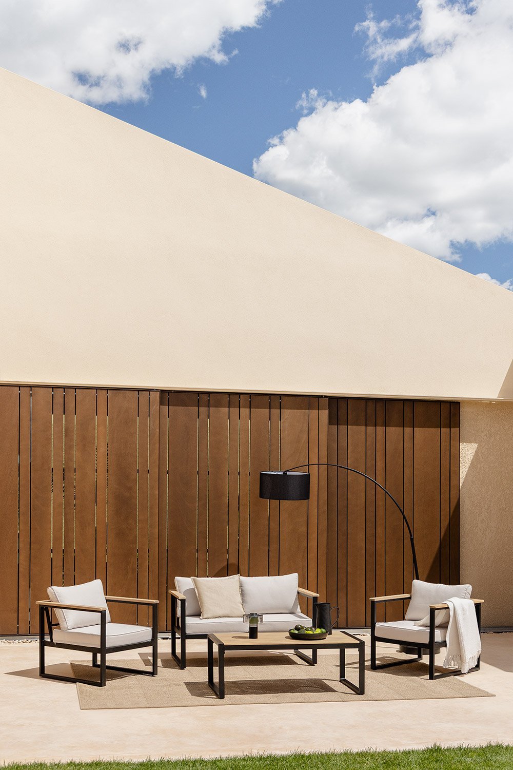 Gartenset mit 2-Sitzer-Sofa, 2 Sesseln und Couchtisch aus Aluminium und Lipov-Akazienholz , Galeriebild 1