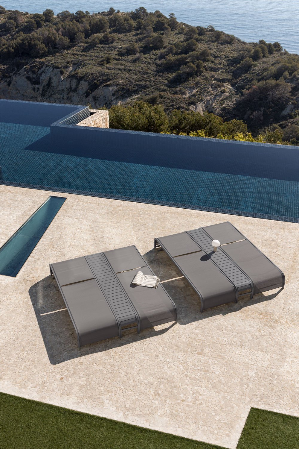 Set aus 2 verstellbaren Liegestühlen und Beistelltisch aus Stahl Marietta, Galeriebild 3