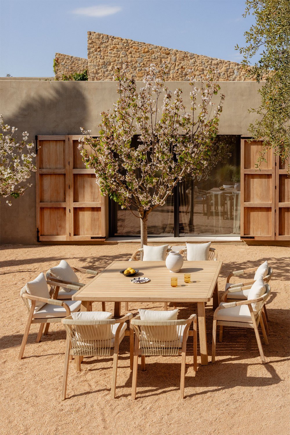 Set aus quadratischem Tisch 150x150 cm und 8 Gartenstühlen mit Armlehnen aus Dubai-Akazienholz, Galeriebild 1