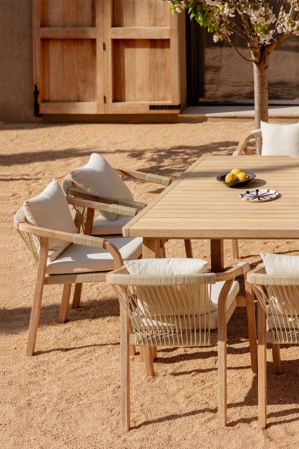 Set aus quadratischem Tisch 150x150 cm und 8 Gartenstühlen mit Armlehnen aus Dubai-Akazienholz, Galeriebild 2