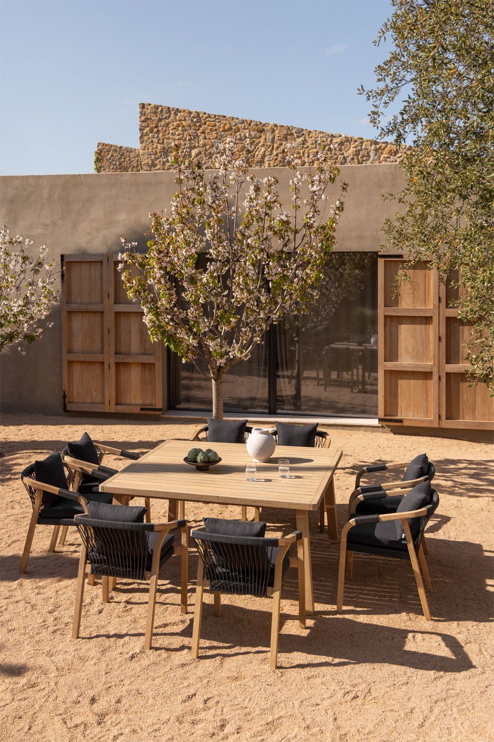 Set aus quadratischem Tisch 150x150 cm und 8 Gartenstühlen mit Armlehnen aus Dubai-Akazienholz, Galeriebild 1