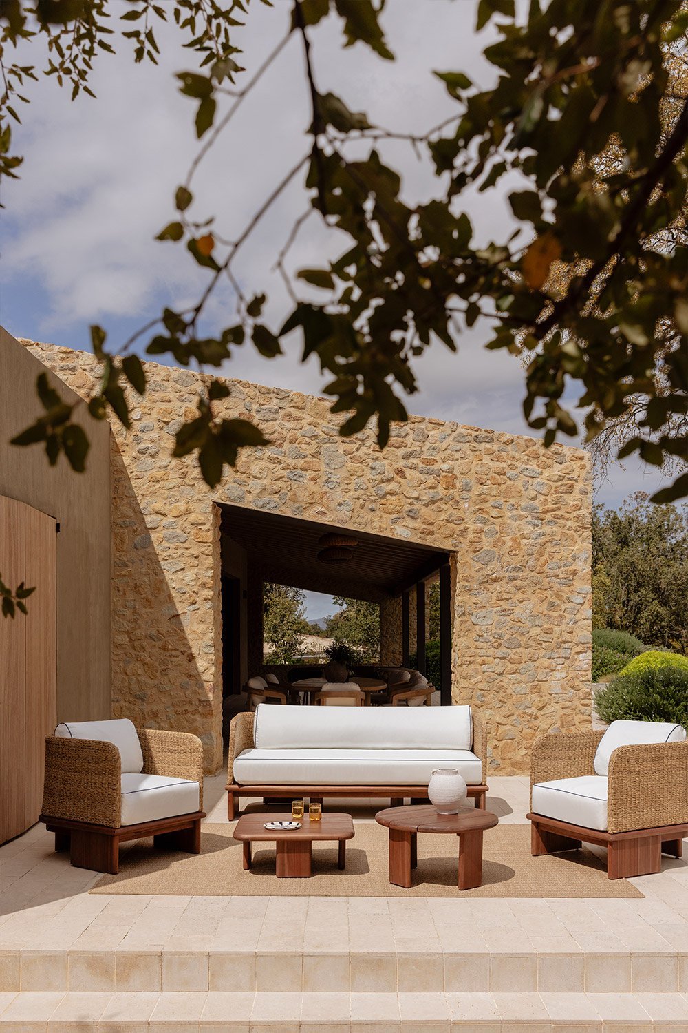 Gartenset mit 3-Sitzer-Sofa, 2 Sesseln und 2 Couchtischen aus Rattan und Akazienholz Famara, Galeriebild 1