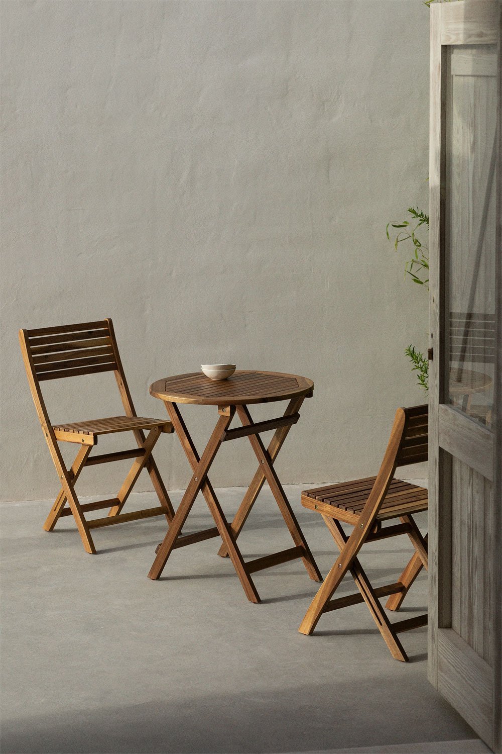 Set aus rundem Tisch (Ø60 cm) und 2 klappbaren Gartenstühlen aus Akazienholz Delawer  , Galeriebild 1