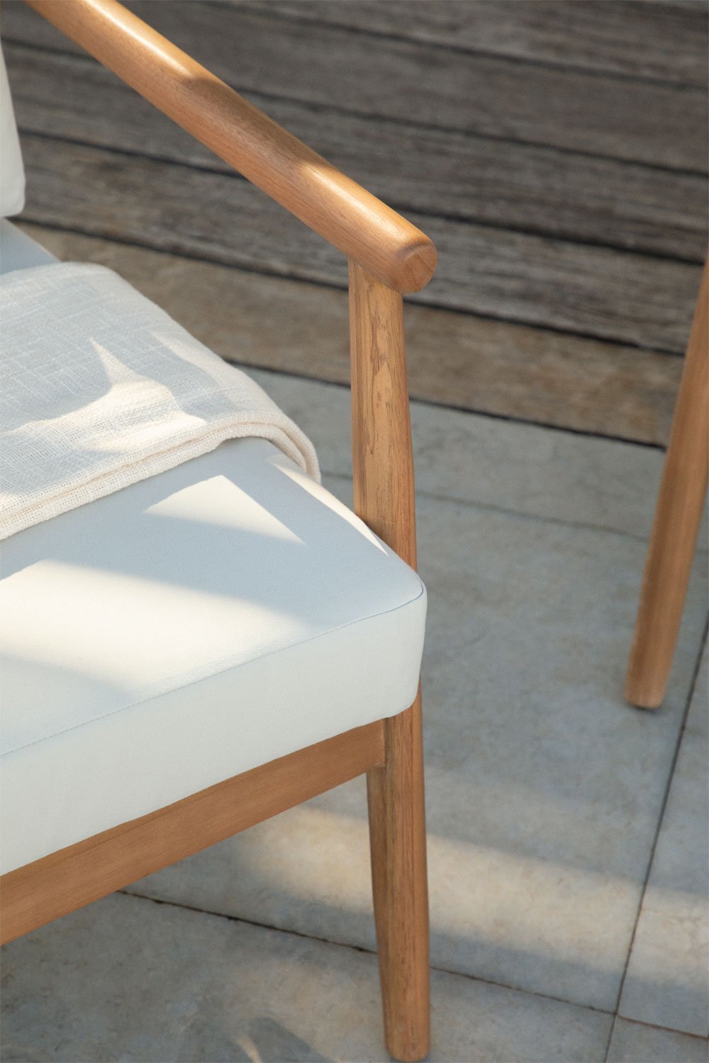 Gartenset mit einem 2-Sitzer-Sofa, 2 Sesseln und einem Couchtisch aus Aderyn-Eukalyptusholz, Galeriebild 4