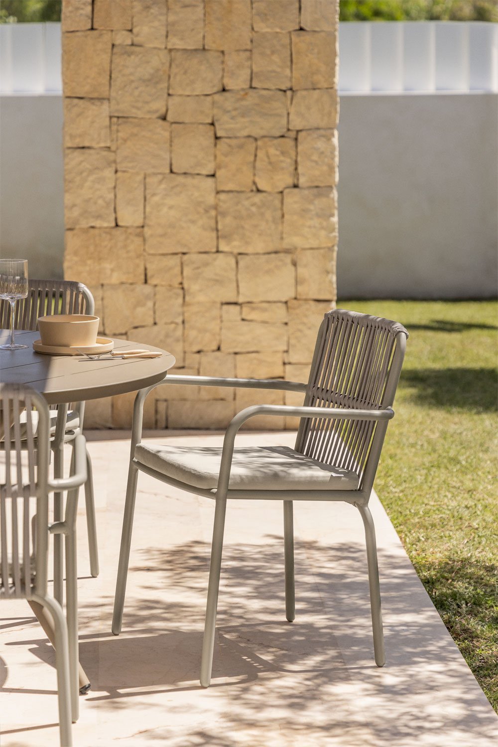 2er-Pack stapelbare Gartenstühle mit Armlehnen aus Alberta-Aluminium, Galeriebild 1