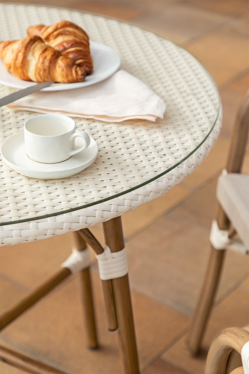Runder Gartentisch Ø80 cm aus Aluminium und synthetischem Rattan Brielle Bistro, Galeriebild 2