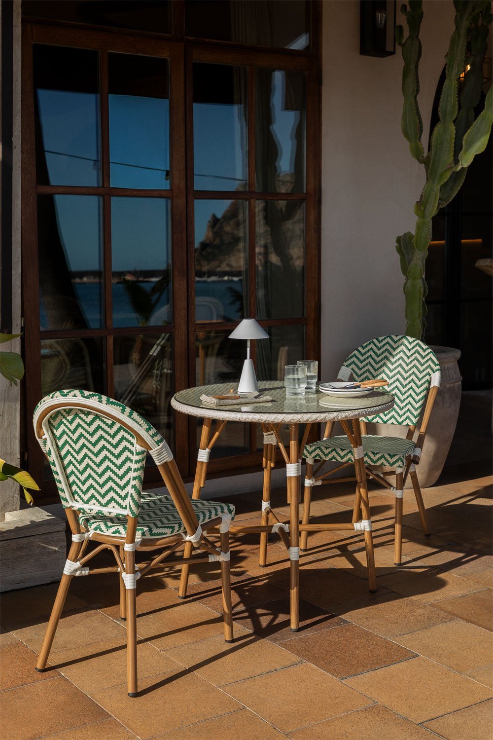 Brielle Bistro rundes Tischset (80 cm Durchmesser) und zwei stapelbare Aluminium-Gartenstühle, Galeriebild 1