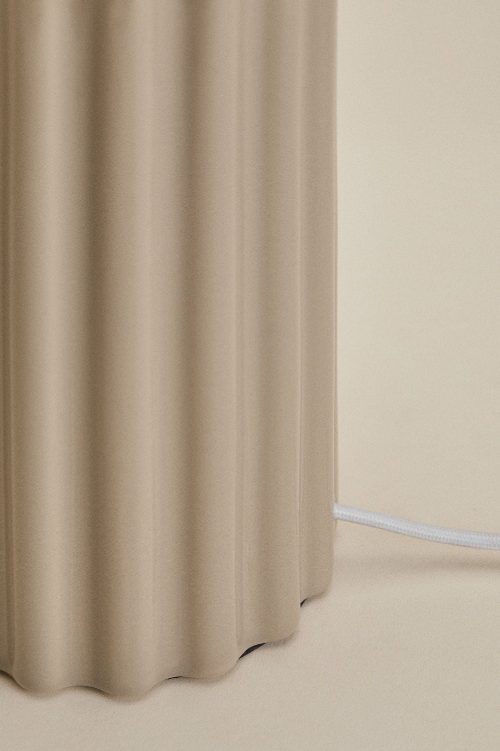 Tischlampe aus Keramik und Marvila-Stoff, Galeriebild 6