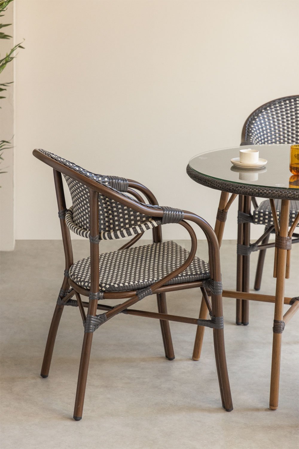 Brielle Bistro stapelbarer Esszimmerstuhl aus Aluminium mit Armlehnen, Galeriebild 1