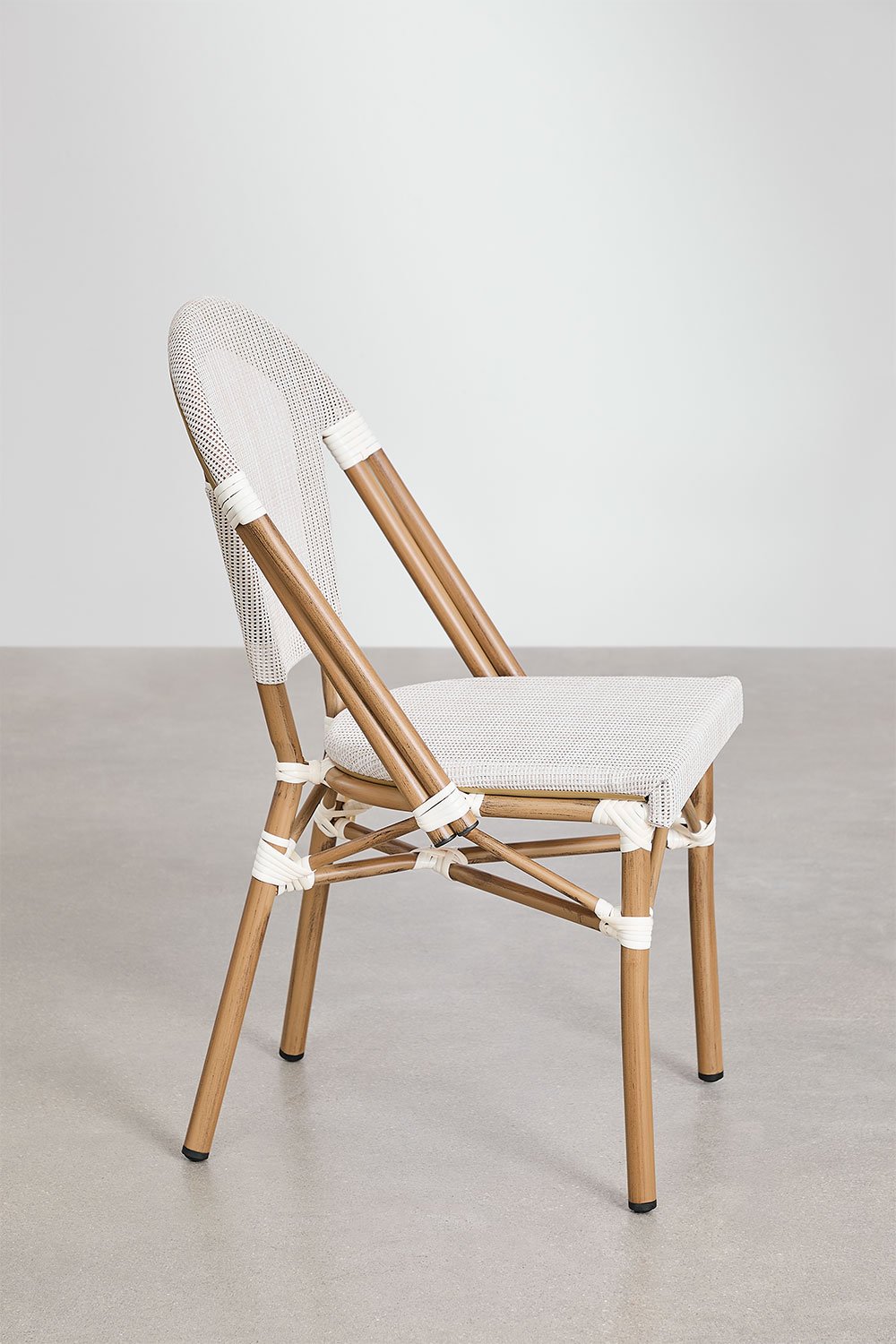 Set aus rundem Tisch Ø80 cm und 2 stapelbaren Esszimmerstühlen aus Aluminium Brielle Bistro, Galeriebild 7