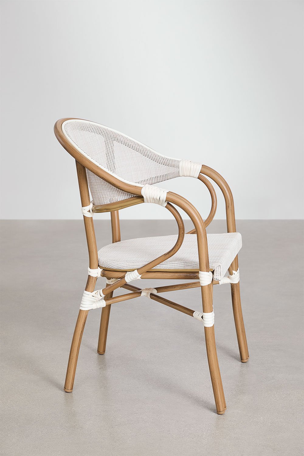 Brielle Bistro-Set mit 80 cm rundem Tisch und 4 stapelbaren Aluminium-Gartenstühlen mit Armlehnen, Galeriebild 7