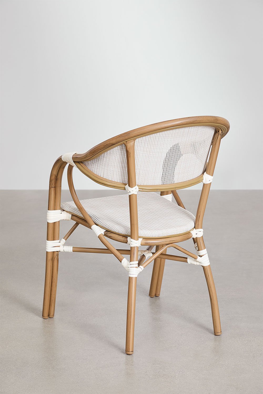 Brielle Bistro rundes Tischset, Ø80 cm, und 4 stapelbare Esszimmerstühle aus Aluminium mit Armlehnen., Galeriebild 8