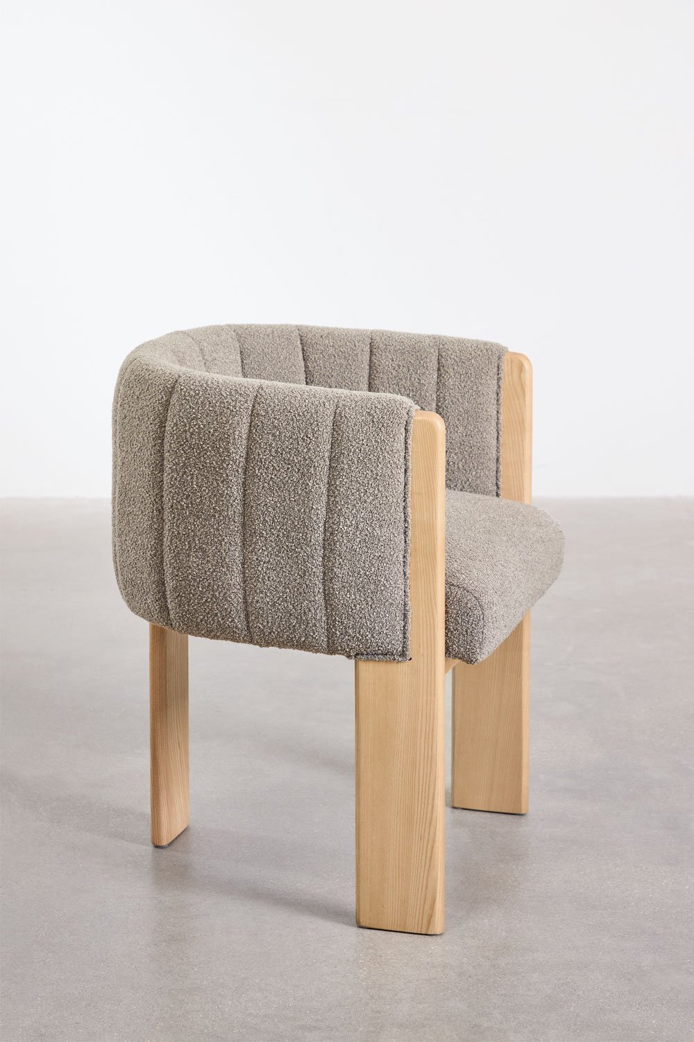 Packung mit 2 Esszimmerstühlen aus Eschenholz und Leo-Bouclé-Stoff, Galeriebild 5