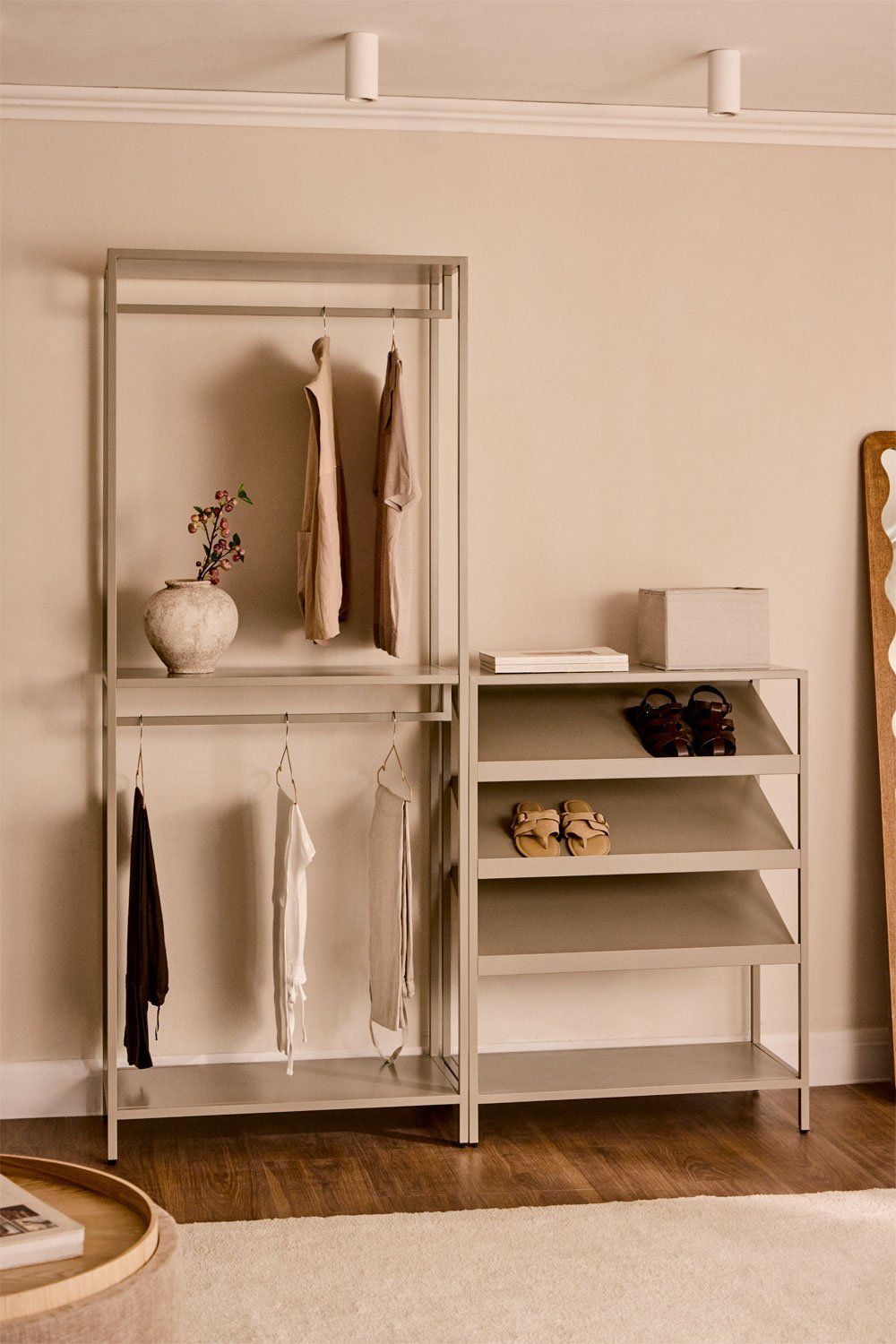 Janine 2-teiliger offener modularer Kleiderschrank mit niedriger Garderobe und Schuhregal aus Stahl, Galeriebild 1
