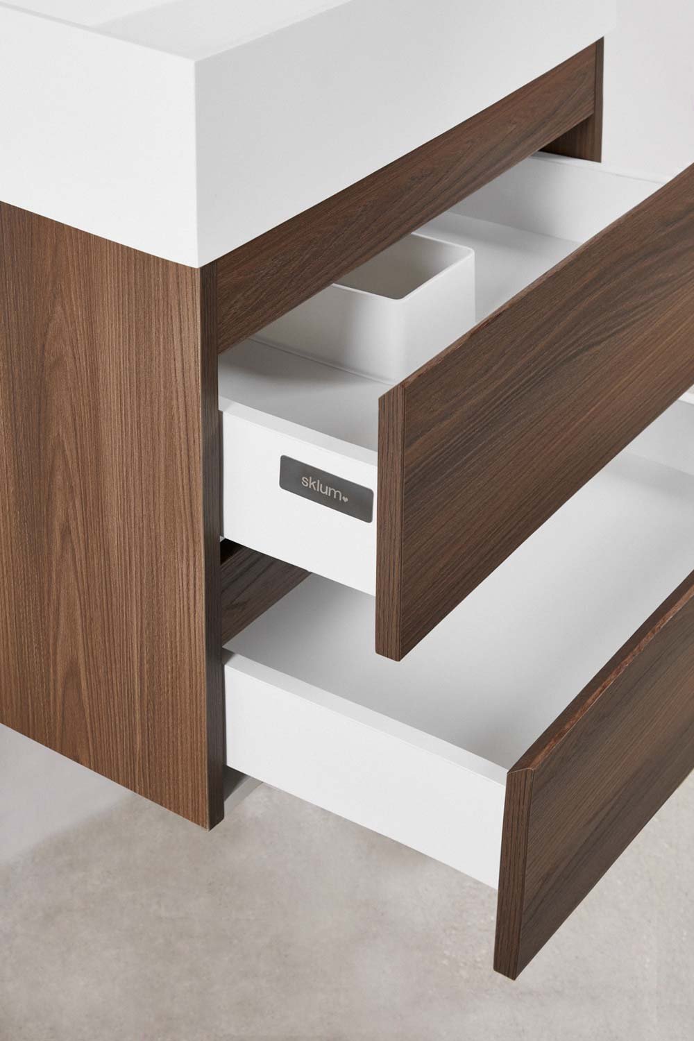 Badezimmerset aus Holz und Eschenfurnier mit integriertem Waschbecken Ona, Galeriebild 5