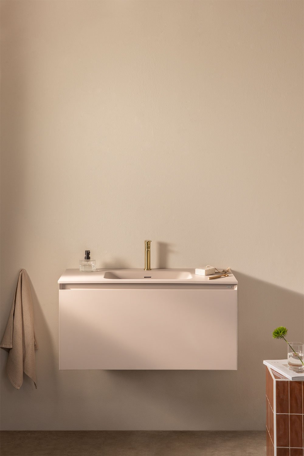 Badezimmermöbelset aus Macrae-Holz mit integriertem Waschbecken    , Galeriebild 1