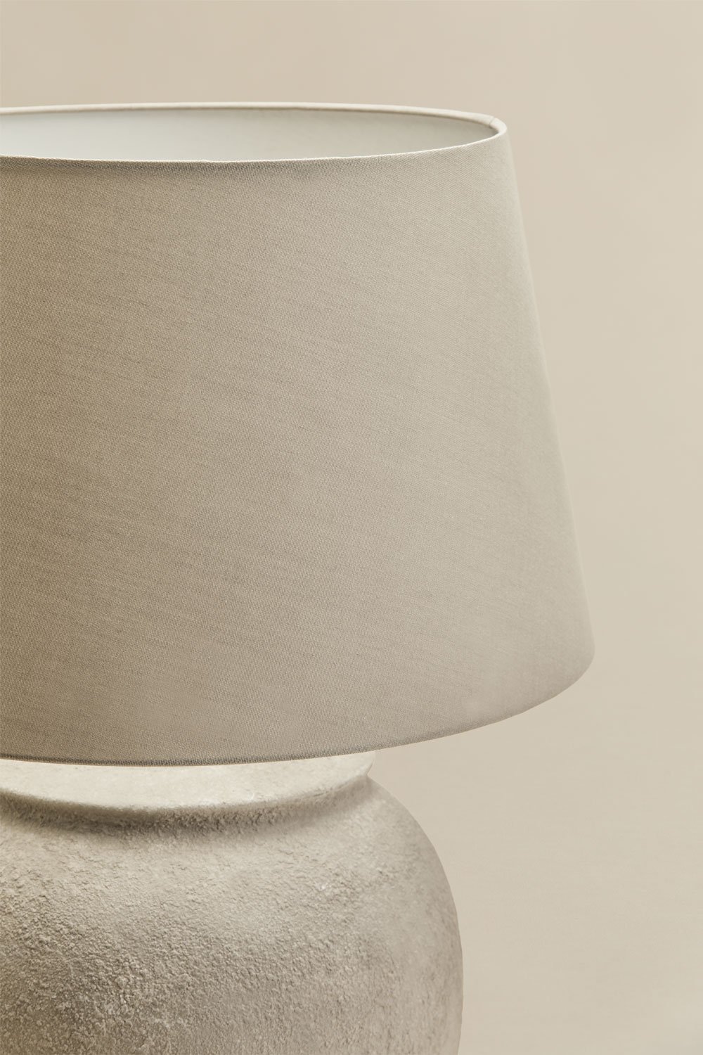 Kenaris Tischlampe aus Keramik und Leinen, Galeriebild 3