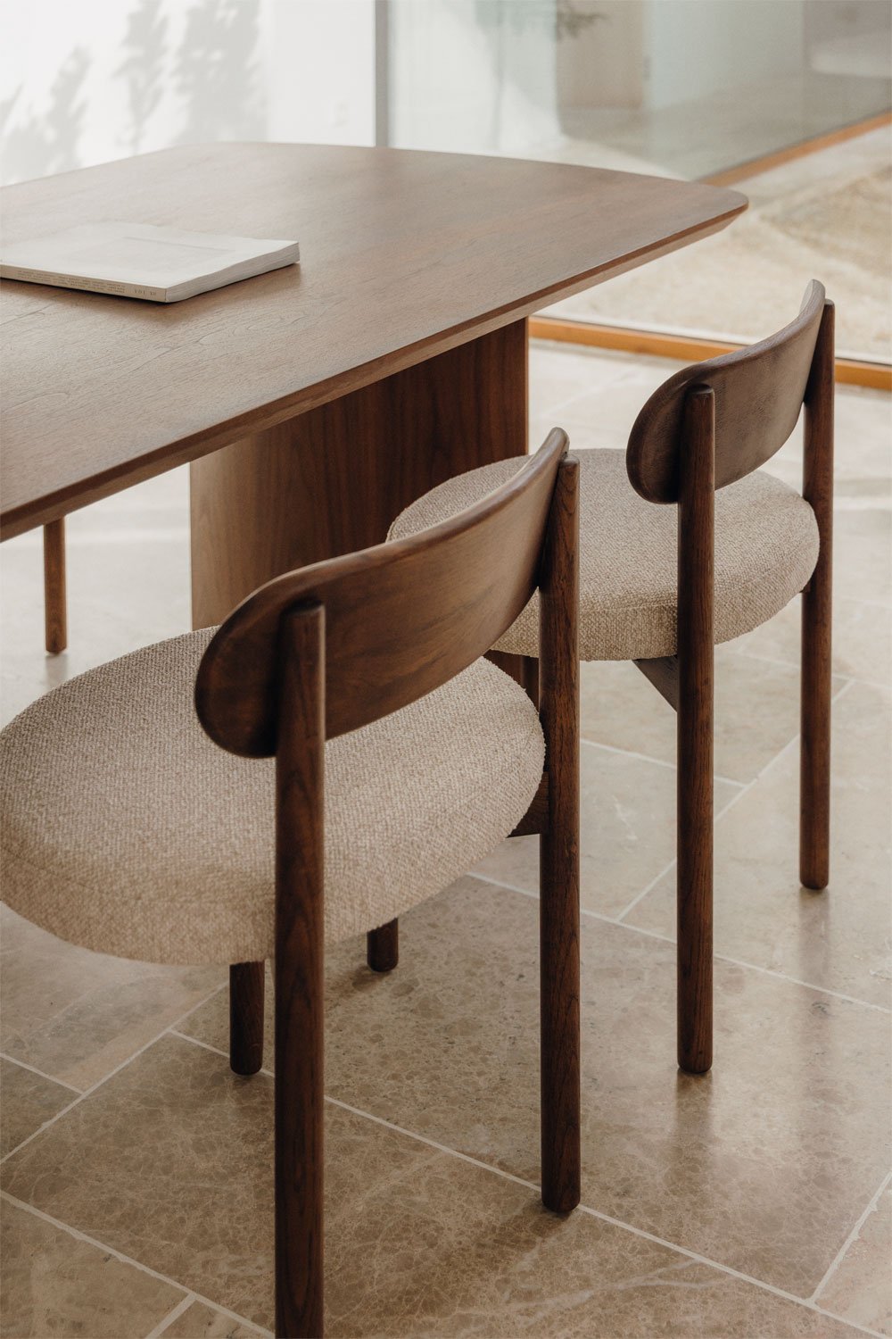 Rechteckiges Tischset 200x100 cm aus MDF Tuareg und 4 Esszimmerstühle aus Eichenholz und Bianca Bouclé-Stoff, Galeriebild 2