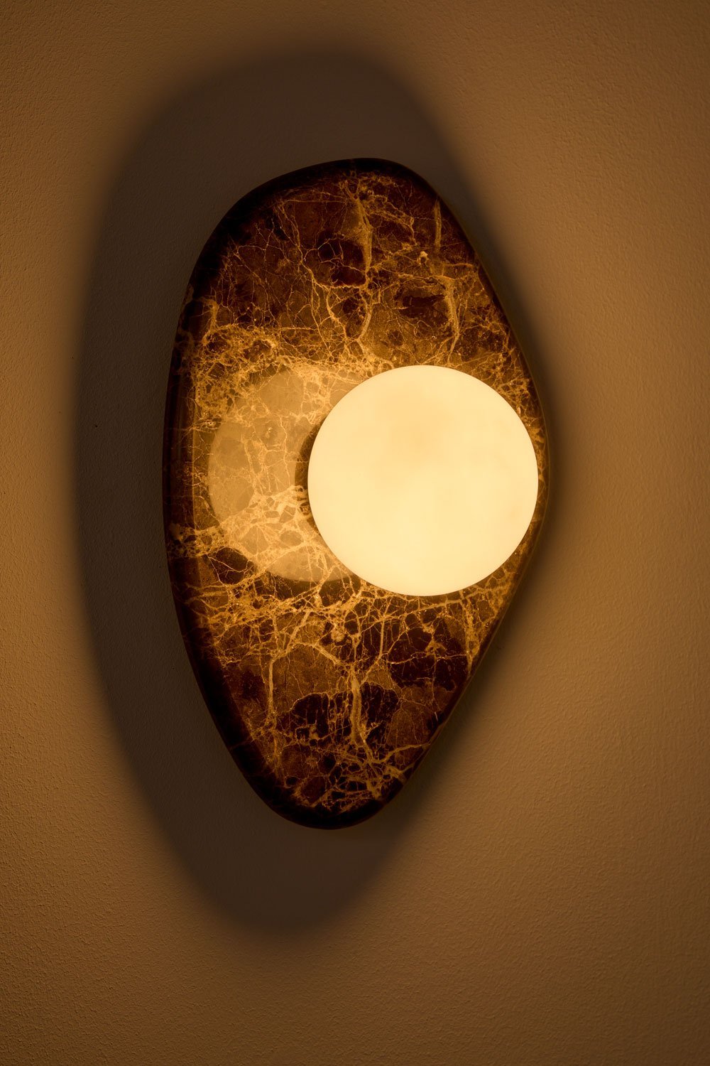 Jeremiah Marmor-Wandleuchte mit Kristallkugel, Galeriebild 2
