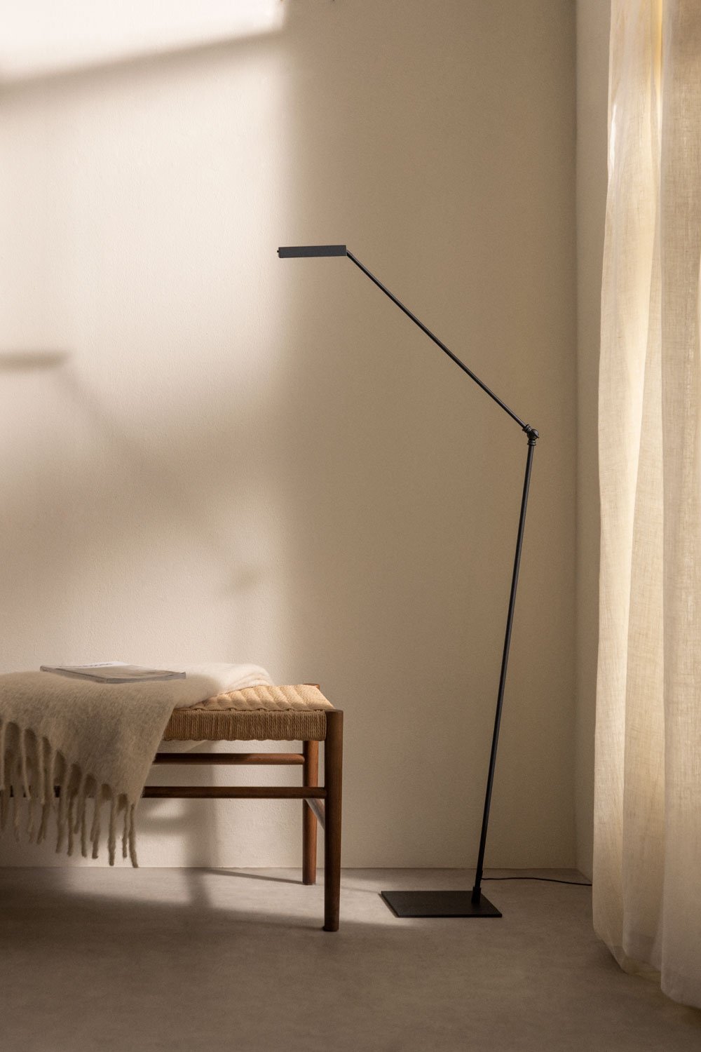 Valtyn LED-Stehleuchte aus Eisen, Galeriebild 1
