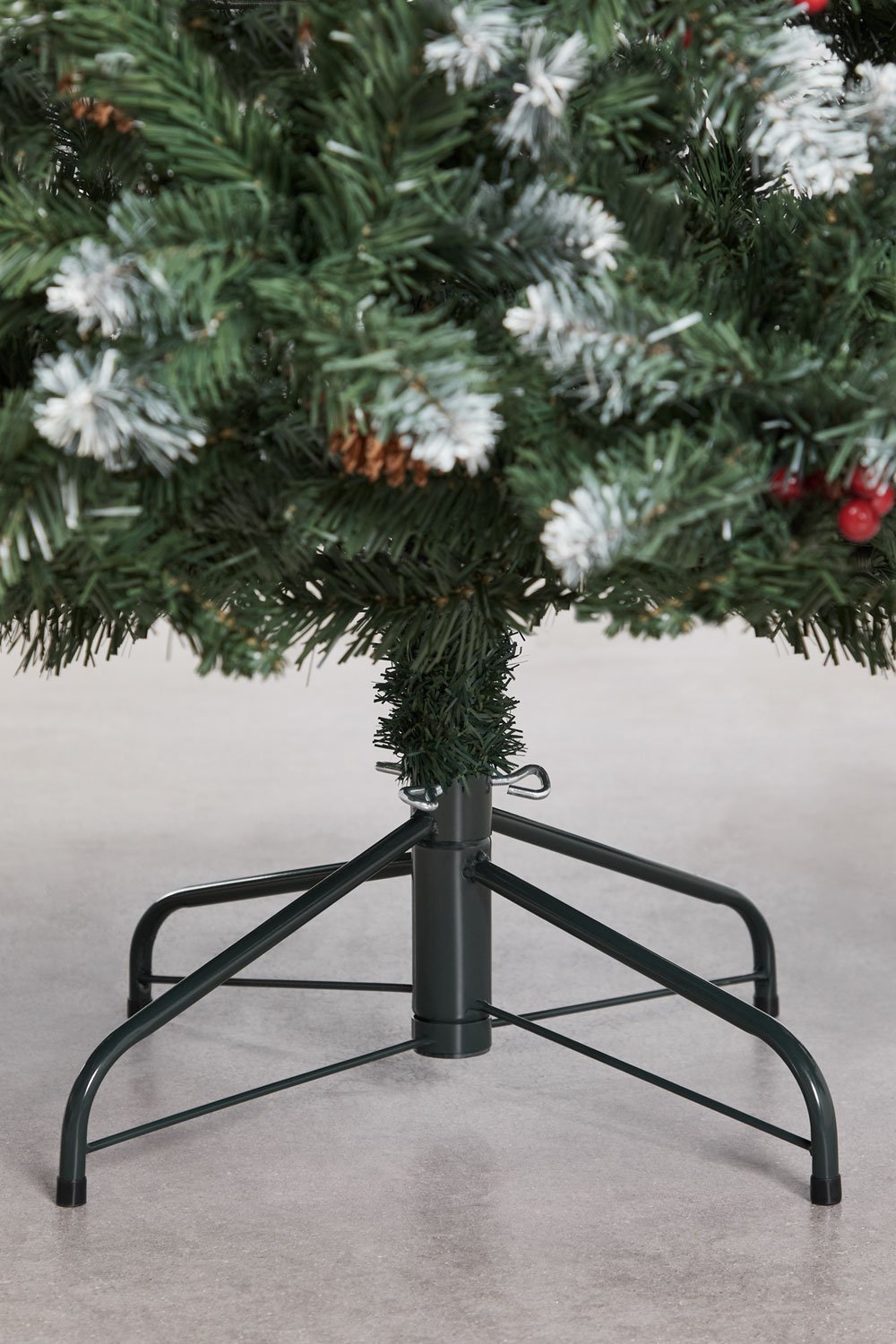 Weihnachtsbaum mit dekorativen Tannenzapfen und roten Beeren Livigno, Galeriebild 6