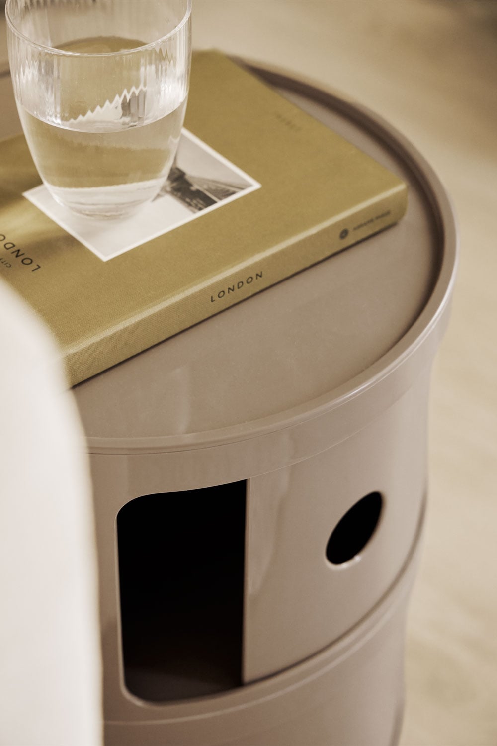 Babel runder Beistelltisch mit Regalen, Galeriebild 2