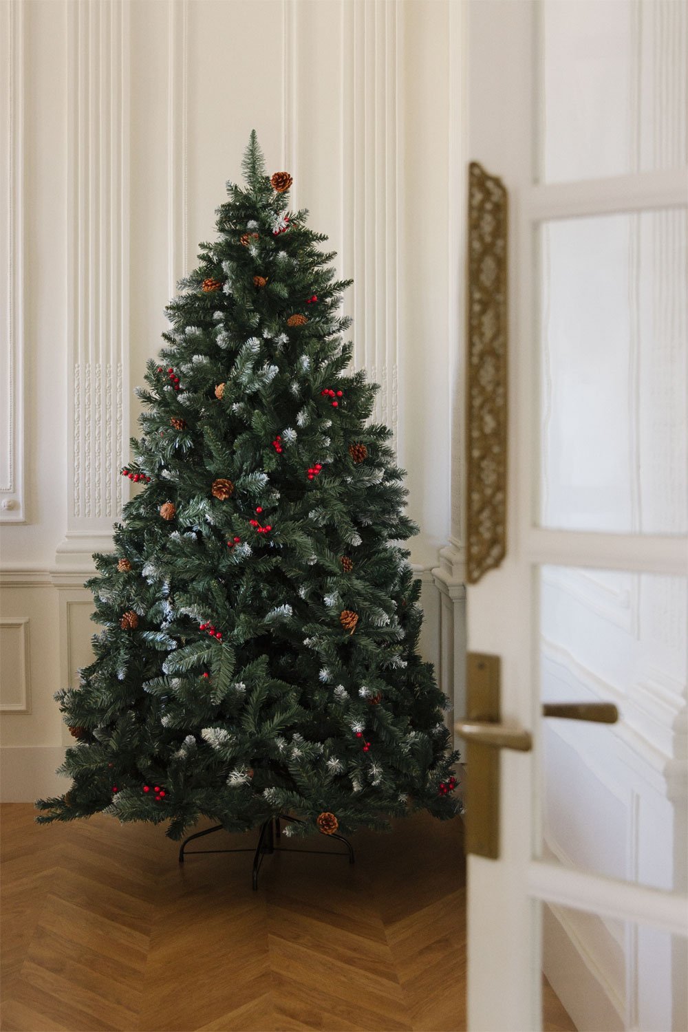 Weihnachtsbaum mit dekorativen Tannenzapfen und roten Beeren Livigno, Galeriebild 1