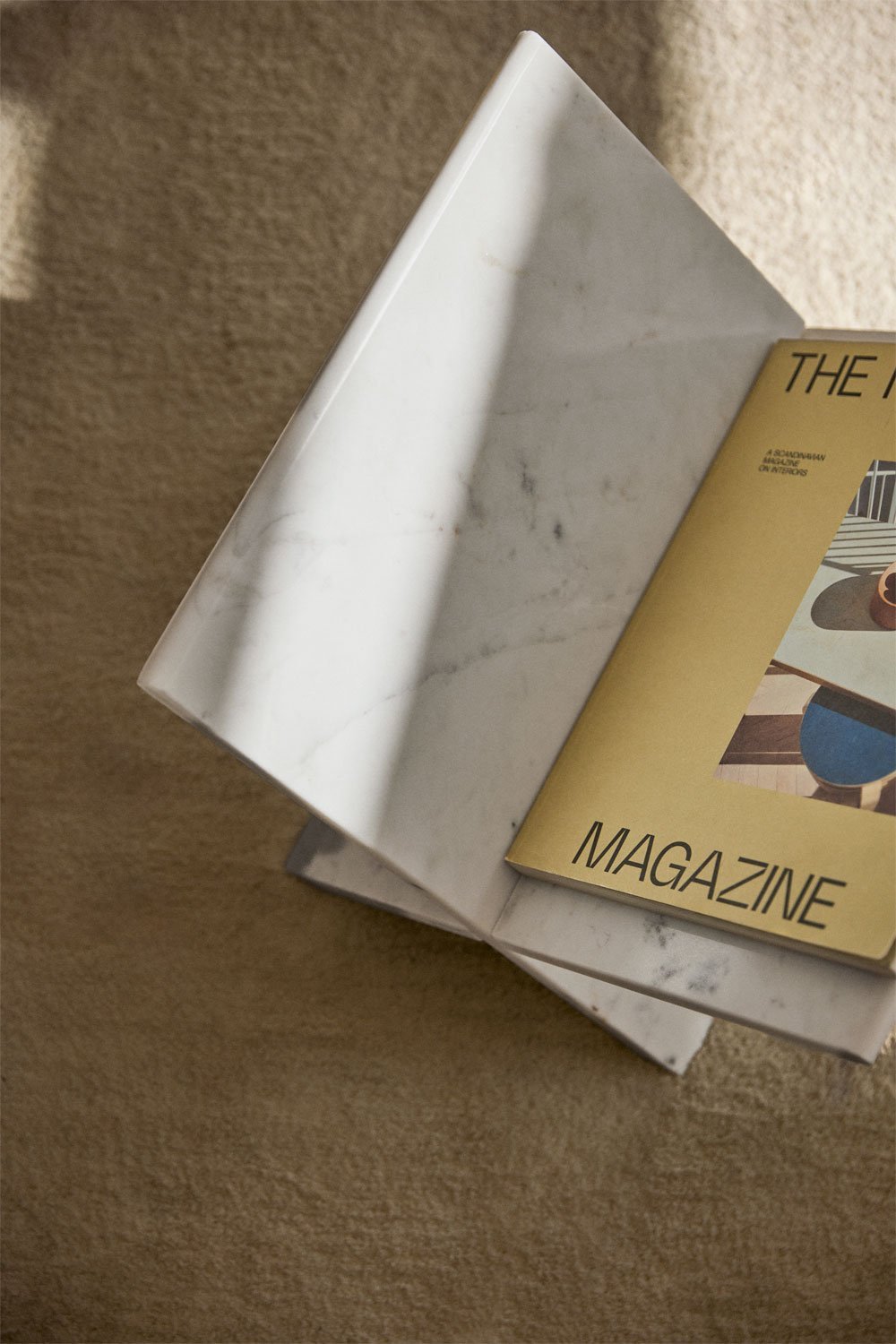 Kristoff Marmor-Zeitungsständer, Galeriebild 2