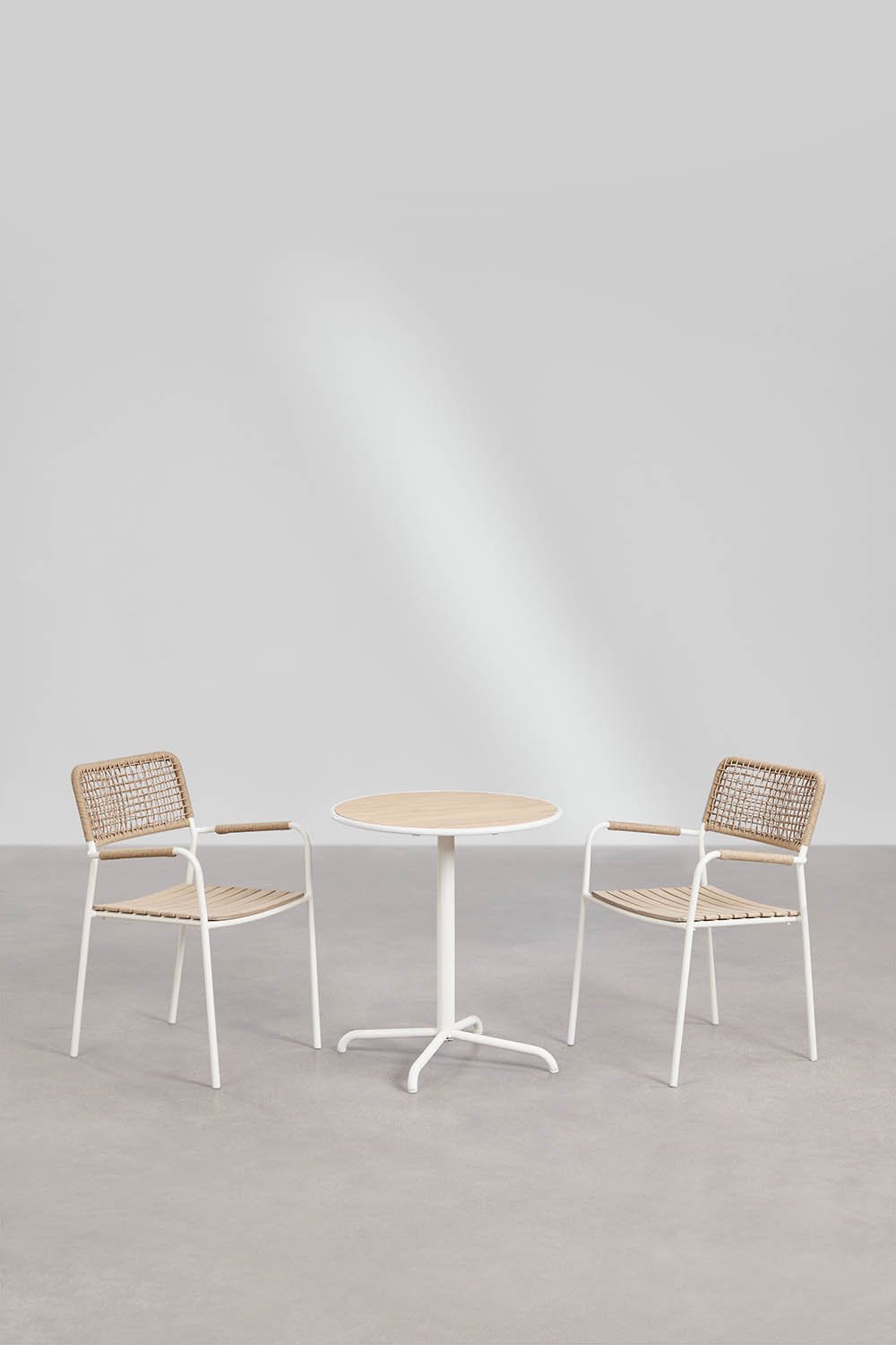 Runder Gartentisch-Set Ø65 cm und 2 stapelbare Gartenstühle aus Stahl und Akazienholz Tilda, Galeriebild 4