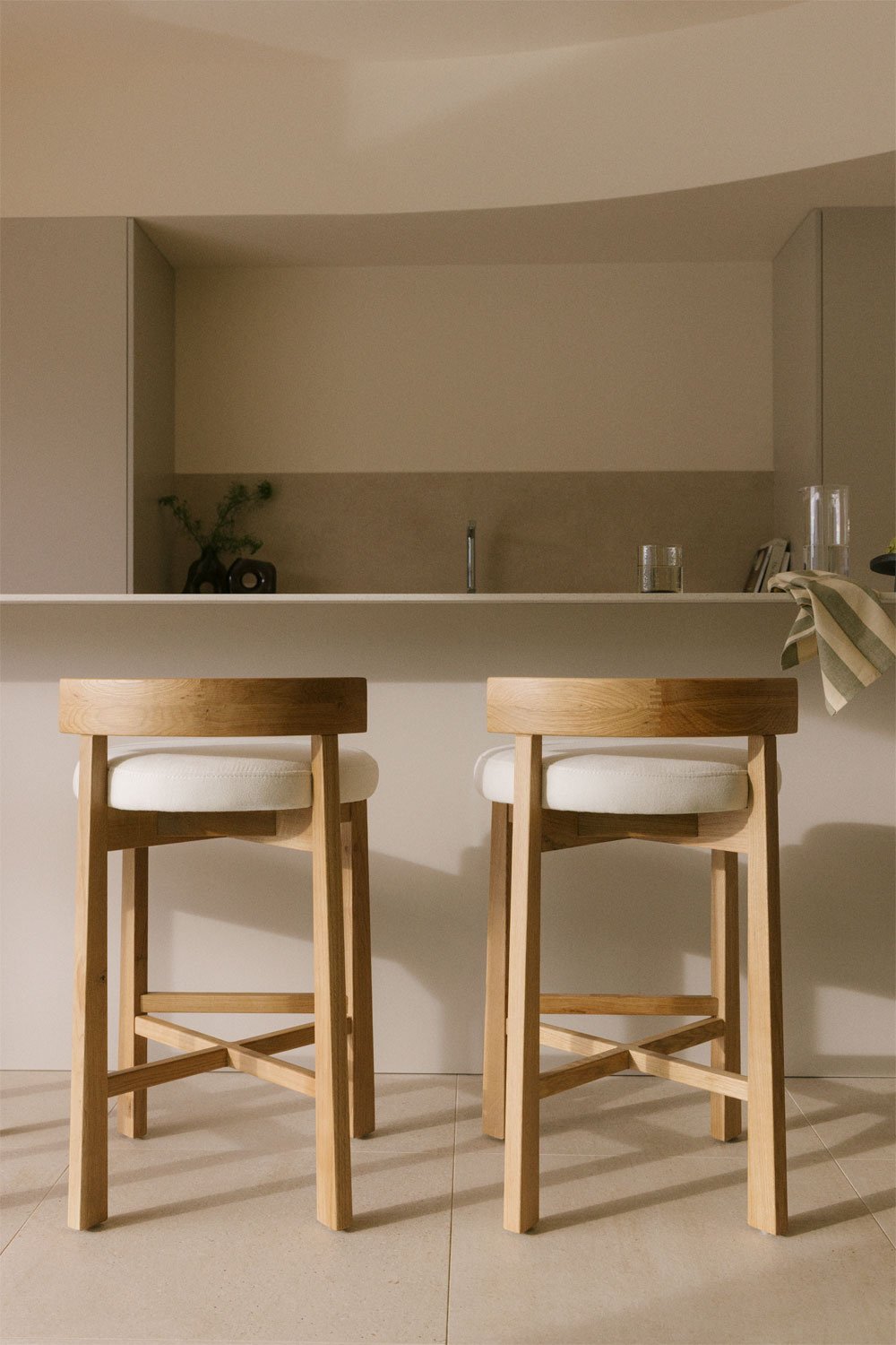 4er-Set hohe Hocker aus Eichenholz mit Manila-Bezug, Galeriebild 1