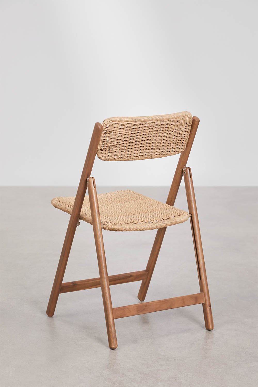 Klappbarer Esszimmerstuhl aus synthetischem Rattan und Akazienholz Zayma, Galeriebild 3