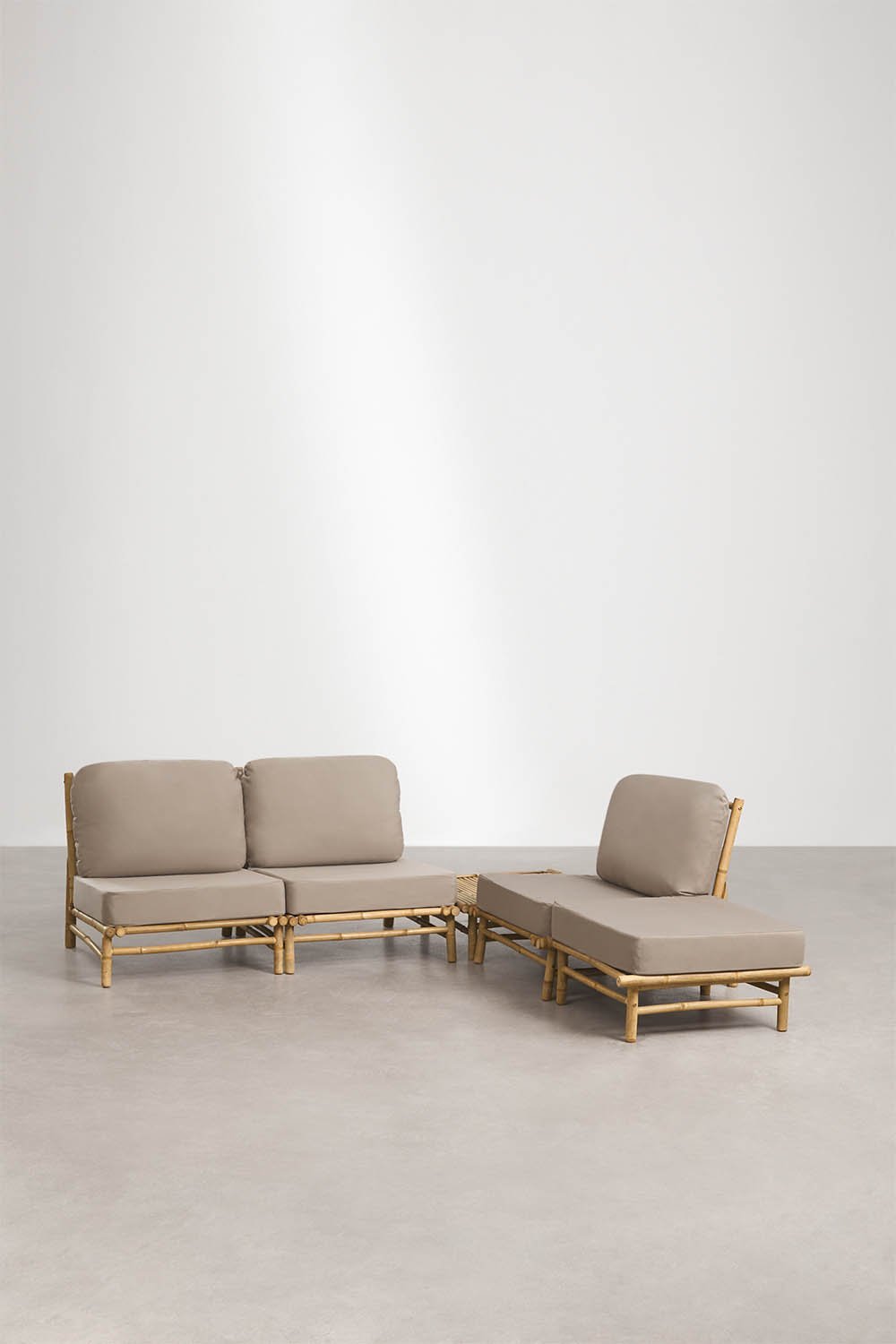 Garten-Set mit 3-teiliger modularer Sofa, Hocker und quadratischem Couchtisch 75x75 cm aus Bambus Isendra, Galeriebild 1