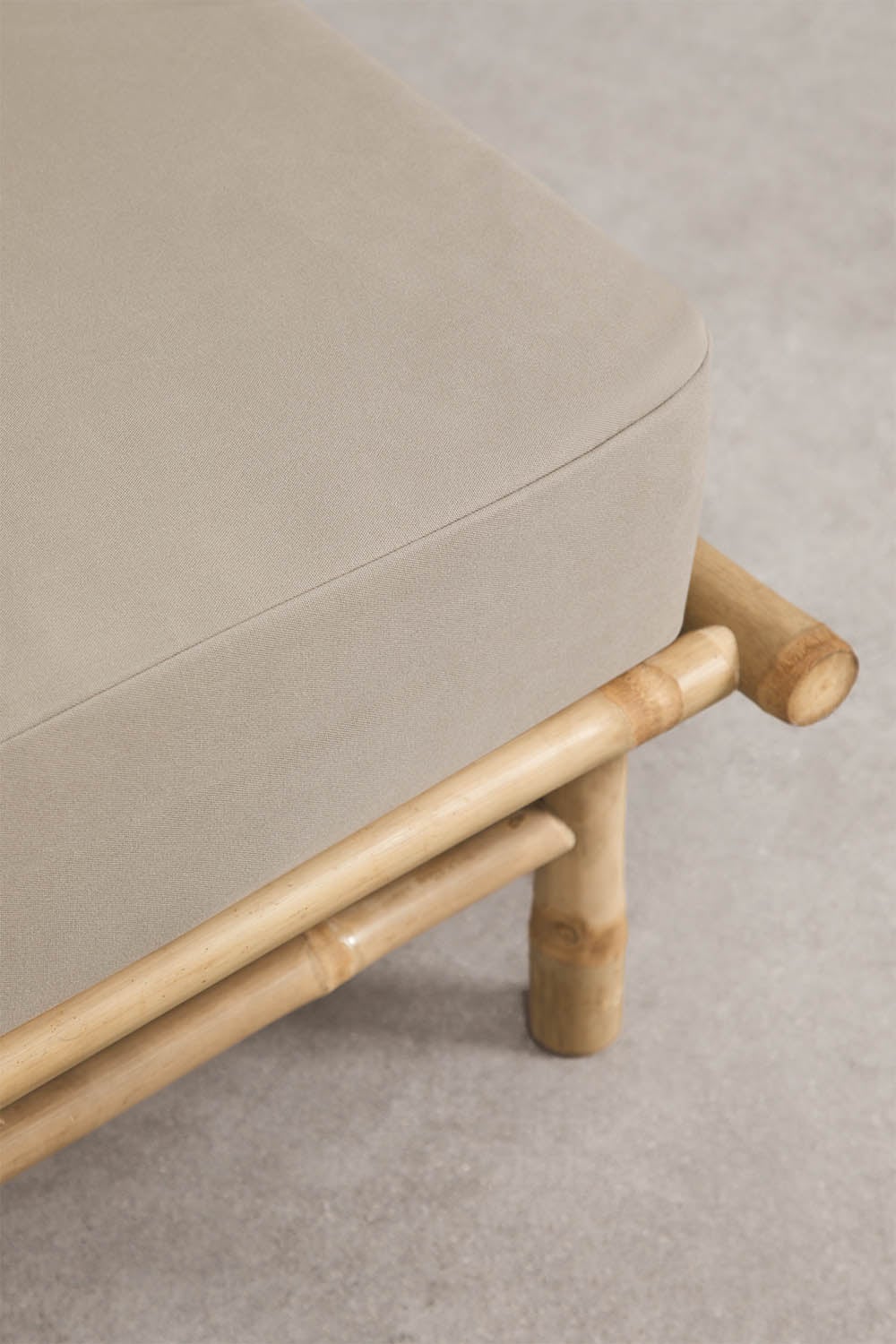 Garten-Set mit 3-teiliger modularer Sofa, Hocker und quadratischem Couchtisch 75x75 cm aus Bambus Isendra, Galeriebild 6