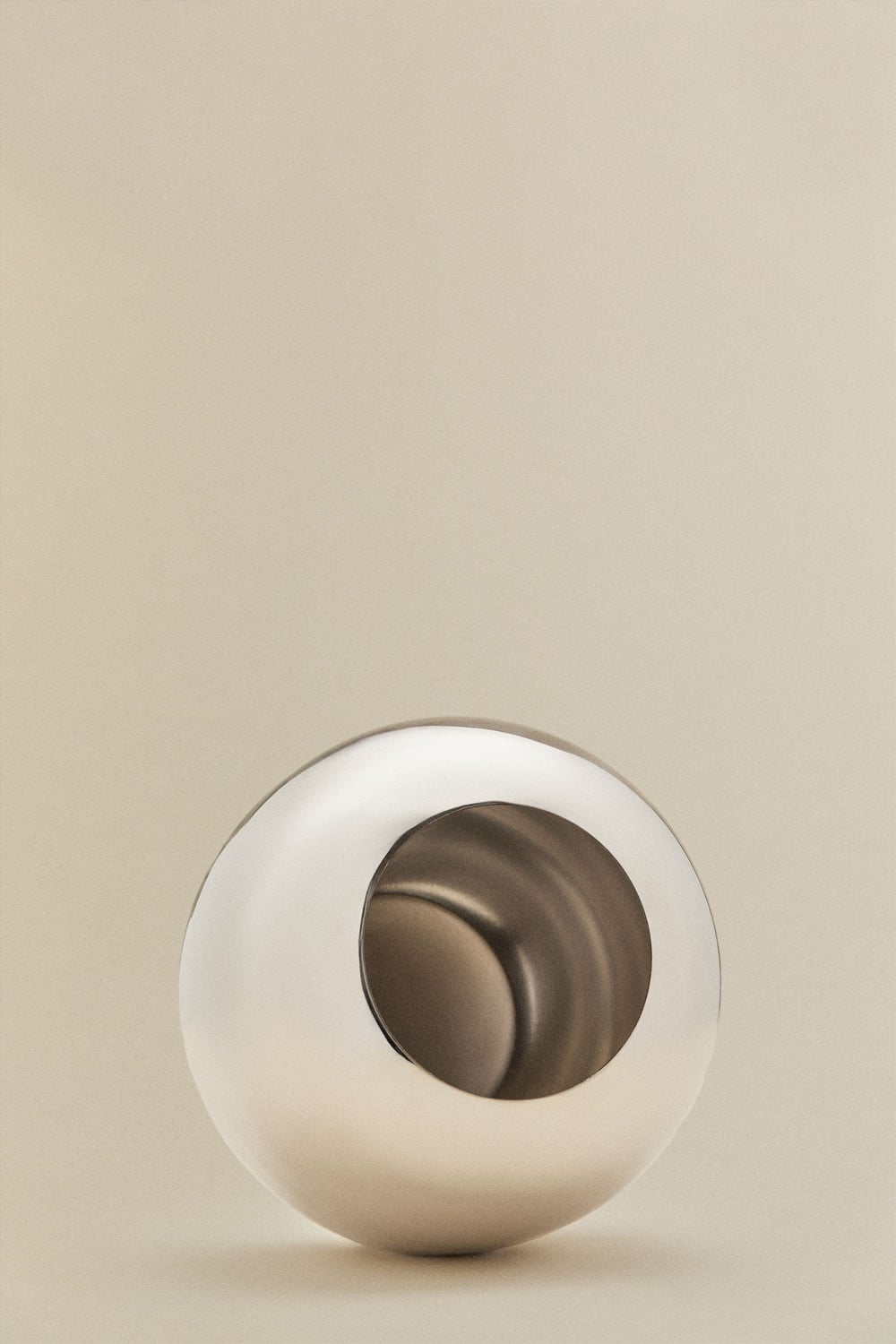 Brania Vase aus Stahl, Galeriebild 4