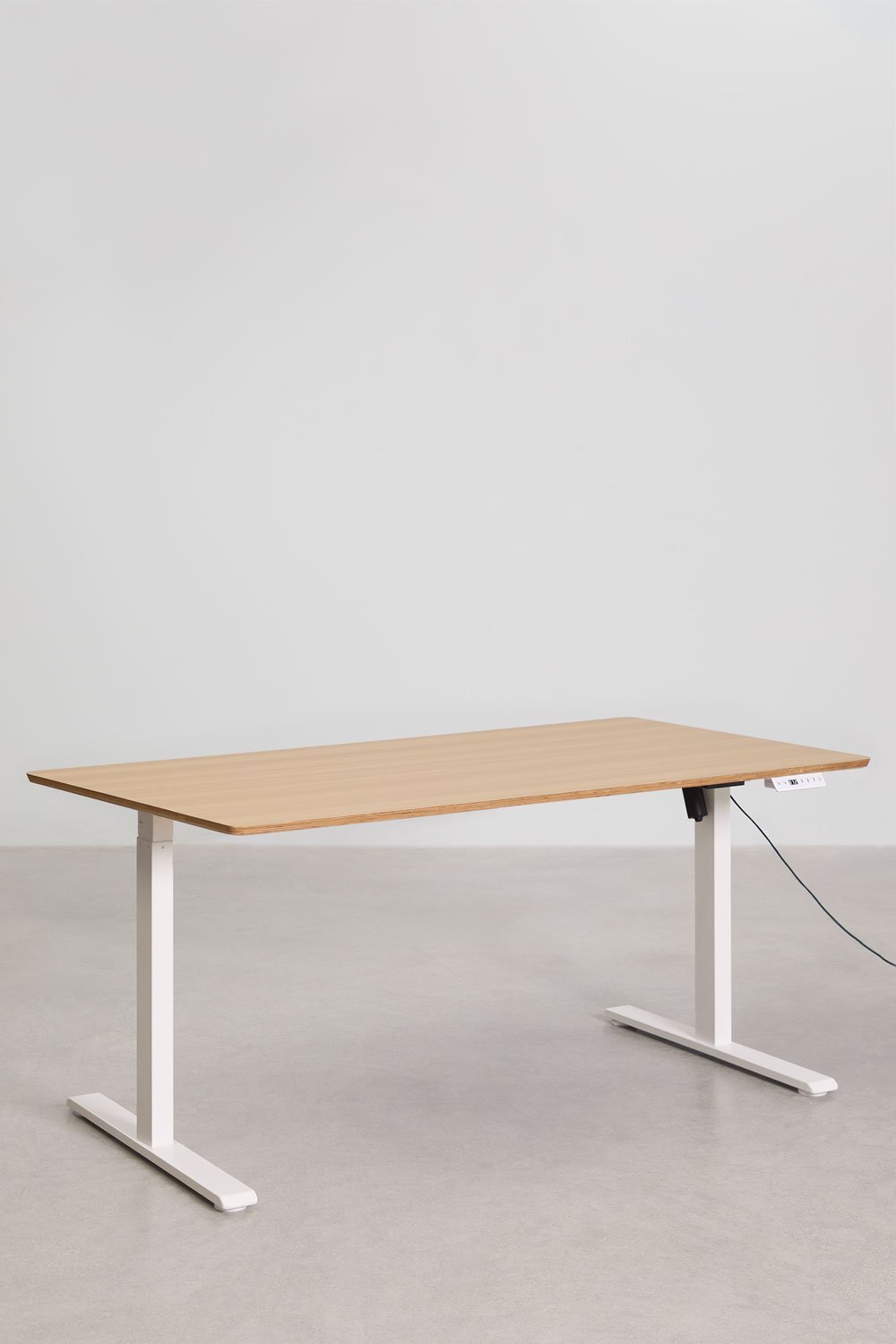 Elektrisch höhenverstellbarer rechteckiger Schreibtisch mit Speicherfunktion aus Holz und Eisen Serpi, Galeriebild 1