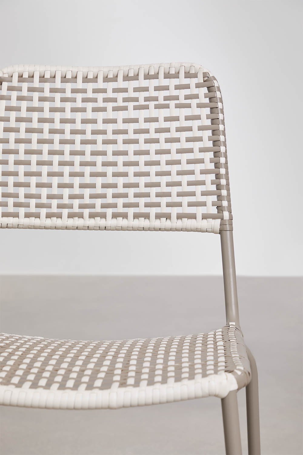 Stapelbarer Esszimmerstuhl aus Stahl und synthetischem Rattan Veyra, Galeriebild 4