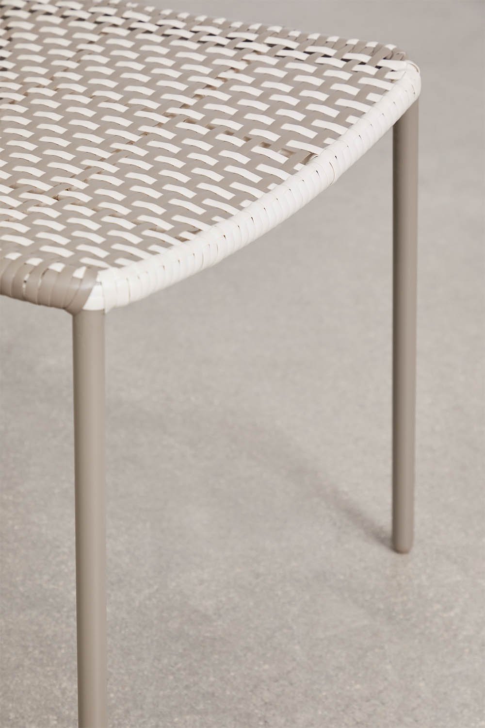 Pack mit 2 stapelbaren Esszimmerstühlen aus Stahl und synthetischem Rattan Veyra, Galeriebild 5