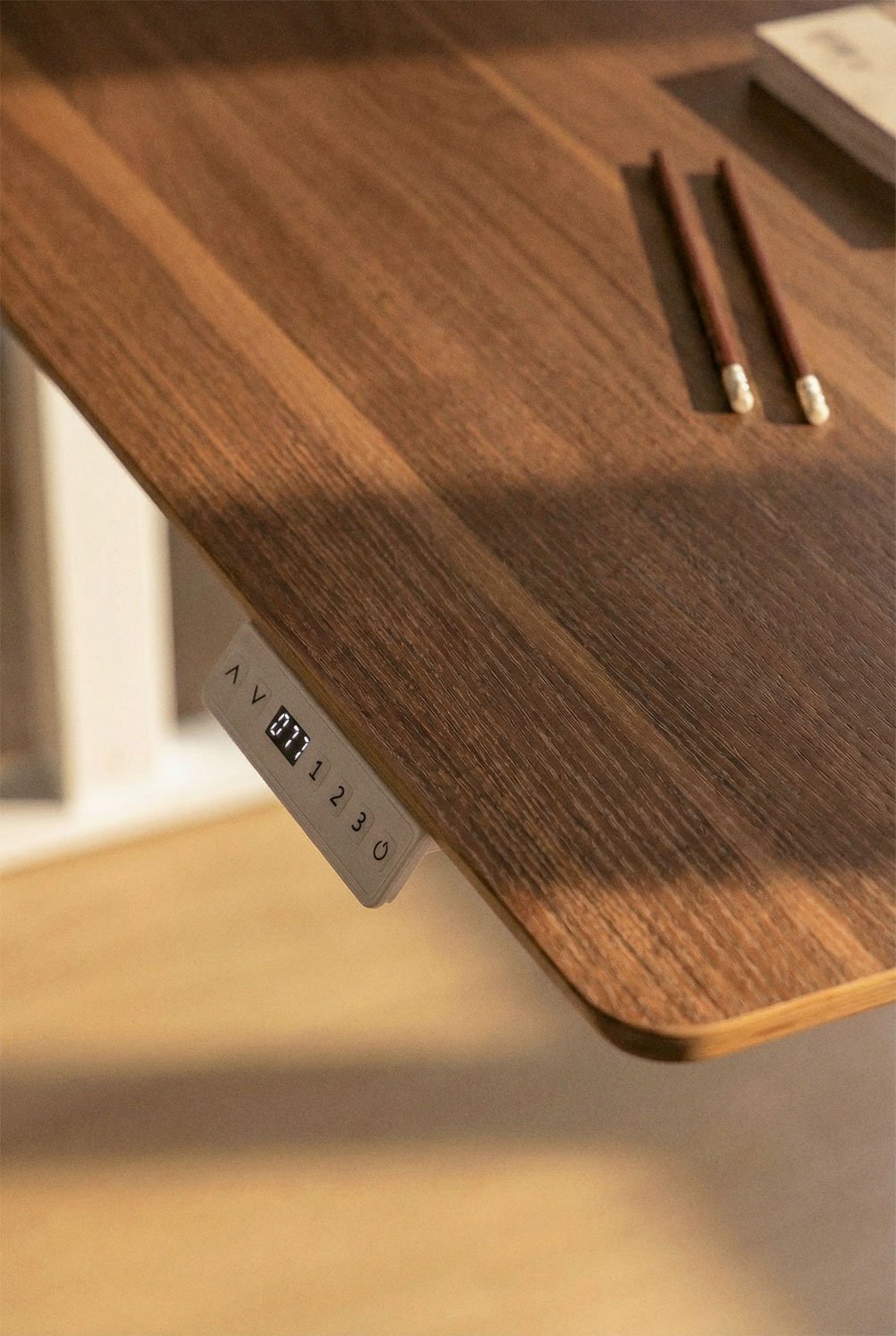 Elektrisch höhenverstellbarer rechteckiger Schreibtisch mit Speicherfunktion aus Holz und Eisen Serpi, Galeriebild 3