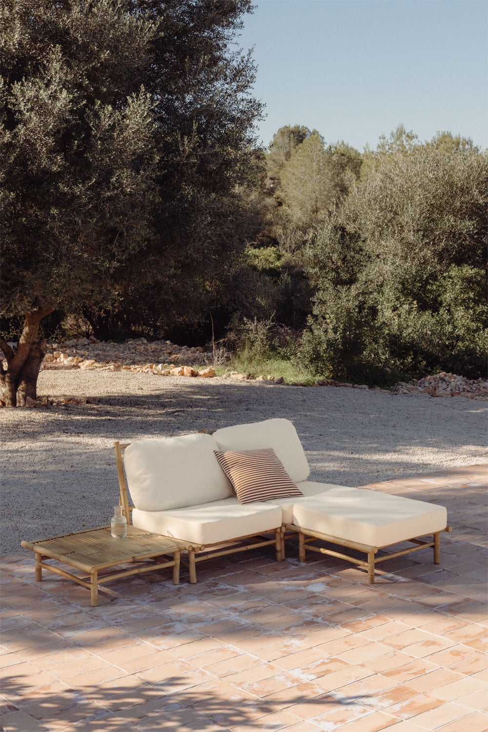 Gartenset mit 2-teiliger modularer Sofa, Hocker und quadratischem Couchtisch aus Bambus Isendra, Galeriebild 11