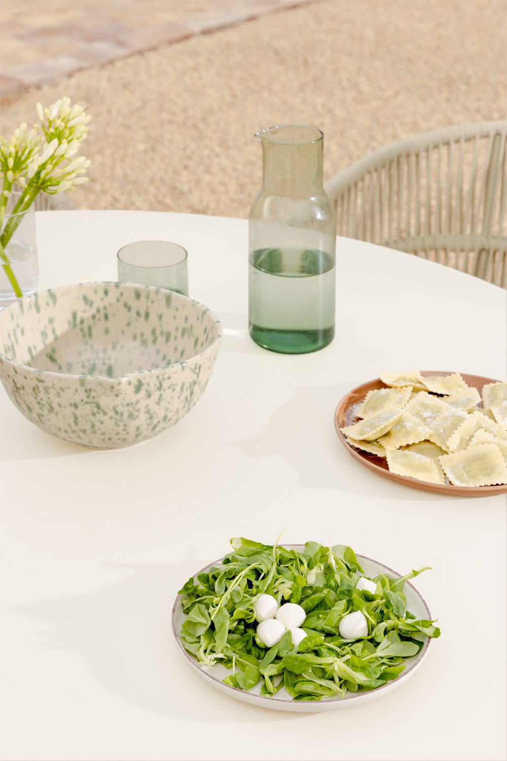 Runder Gartentisch aus Beton und Akazienholz Sirvon, Galeriebild 2